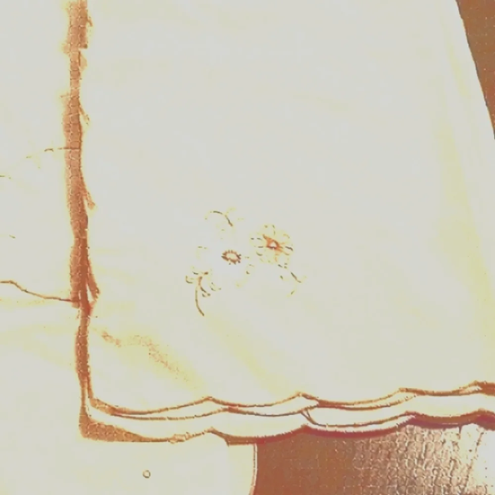 Vintage Beautiful  Tablecloths and 12 napkins.   Oval. SIZE …